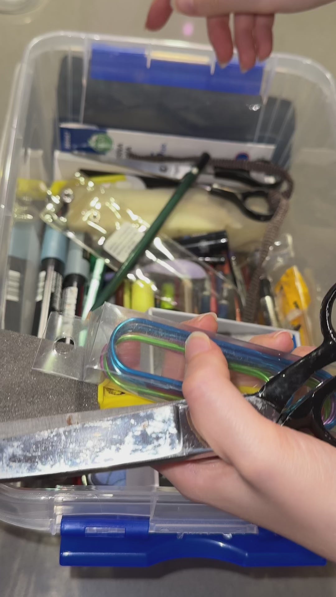 Video showcasing a 6-hook under-shelf organizer, ideal for artists to hang brushes, aprons, or tools, maximizing storage space in art studios while keeping essentials organized and accessible.